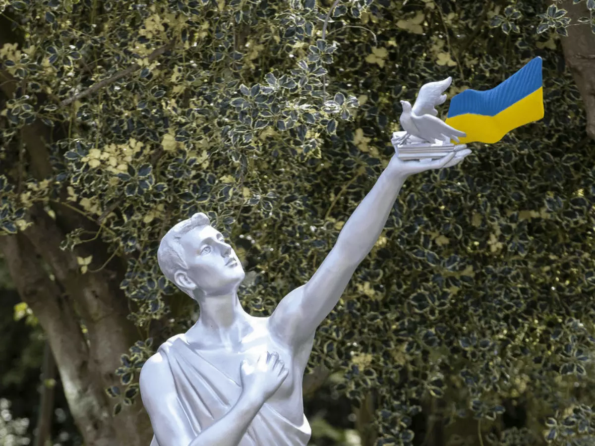 Cast in aluminium, the statue depicts a man holding aloft a book, dove and the Ukrainian flag